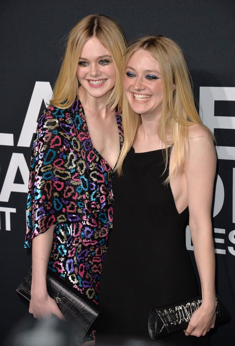 Elle et Dakota Fanning lors d'un défilé Saint Laurent en 2016