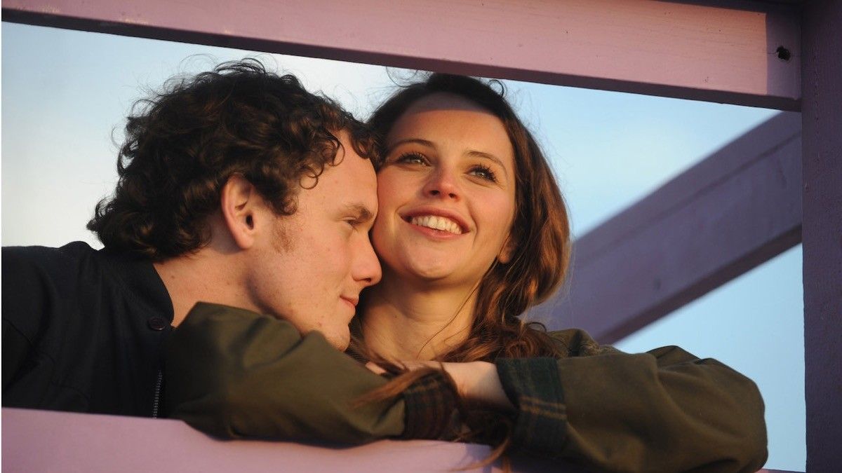 Anton Yelchin and Felicity Jones in Like Crazy