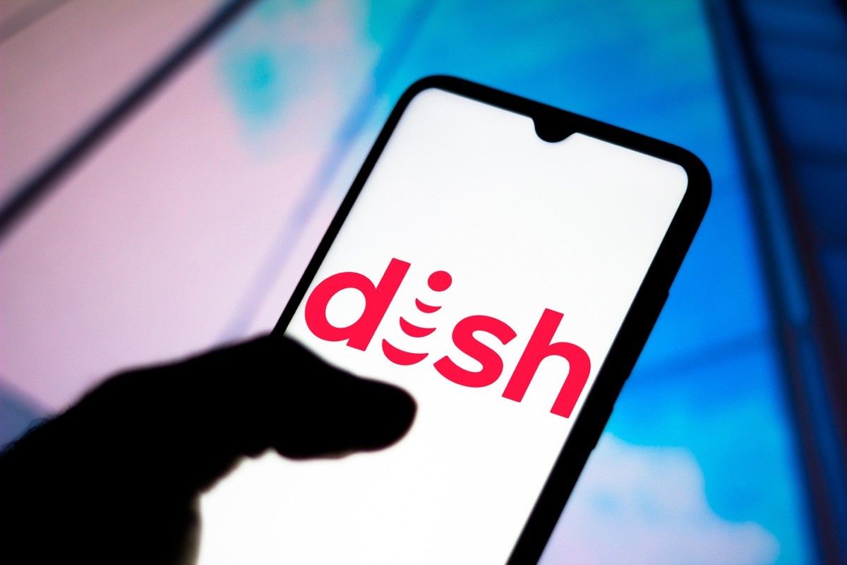 2020年6月2日、ブラジル。 この写真のイラストでは、スマートフォンに表示されているDISH Network Corporationのロゴが表示されます。