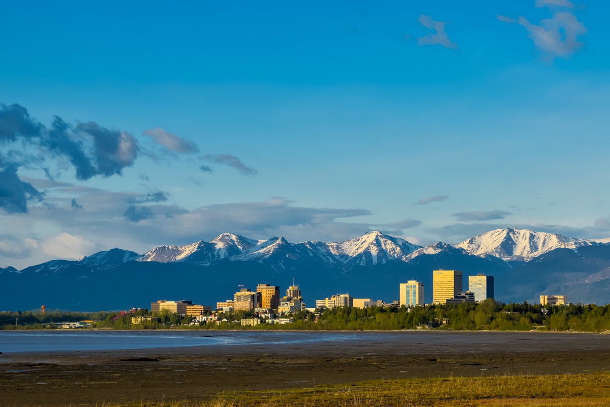 градска снимка на Аляска по залез слънце