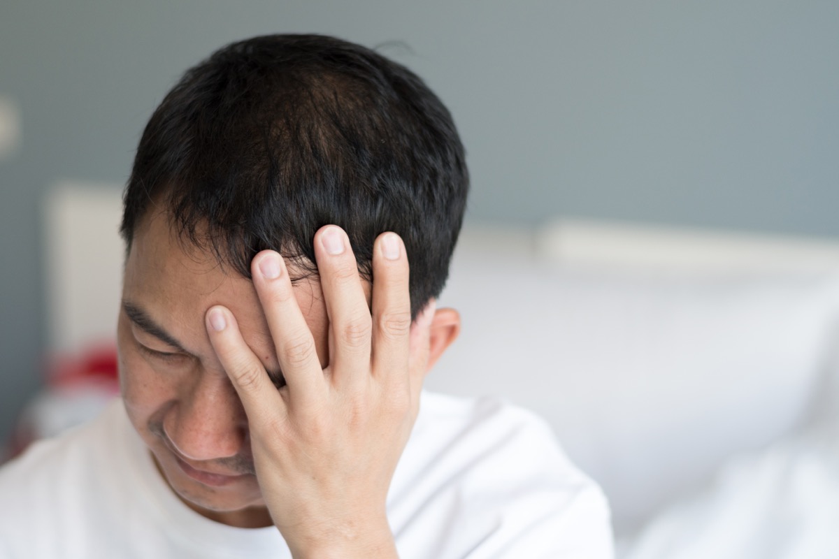 Migränesymptome bei einem Geschäftsmann.  Ein Mann hat pochende Schmerzen durch einseitige Kopfschmerzen.  Das Konzept der medizinischen Gesundheitsversorgung für Menschen