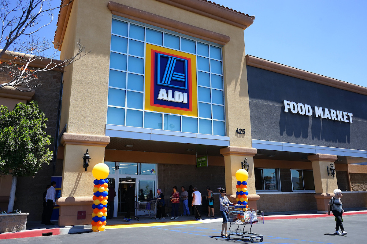 Marea deschidere a magazinului Aldi pe 16 iunie 2016 în Simi Valley, California.  Aldi este un magazin alimentar cu preț scăzut în expansiune rapidă în SUA.