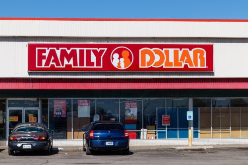Индианаполис - около март 2019 г.: Магазин за семейни долари.  Family Dollar е дъщерно дружество на Dollar Tree I