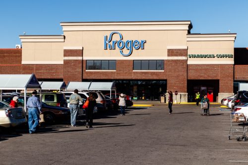 Kroger Outdoor-Supermarkt und Parkplatz am hellichten Tag