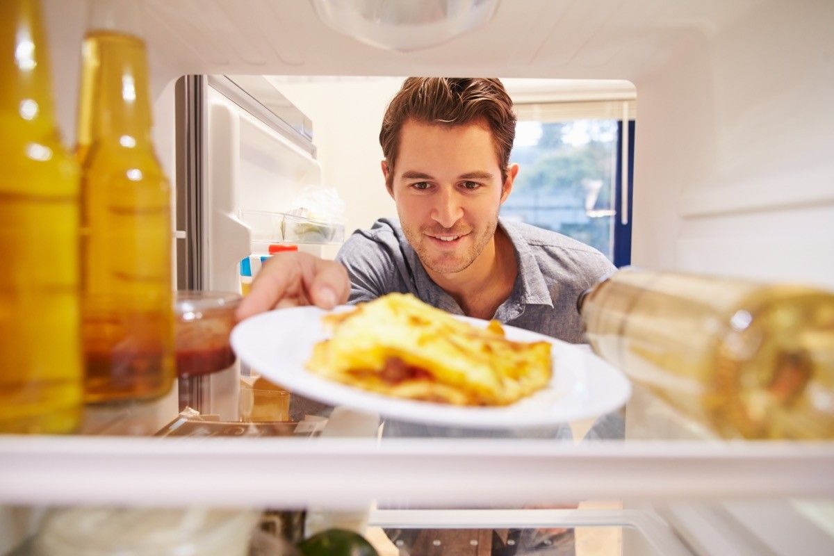 Ман ест. Мужчина у холодильника. Looking into the Fridge. Мужчина зимой ест еду.