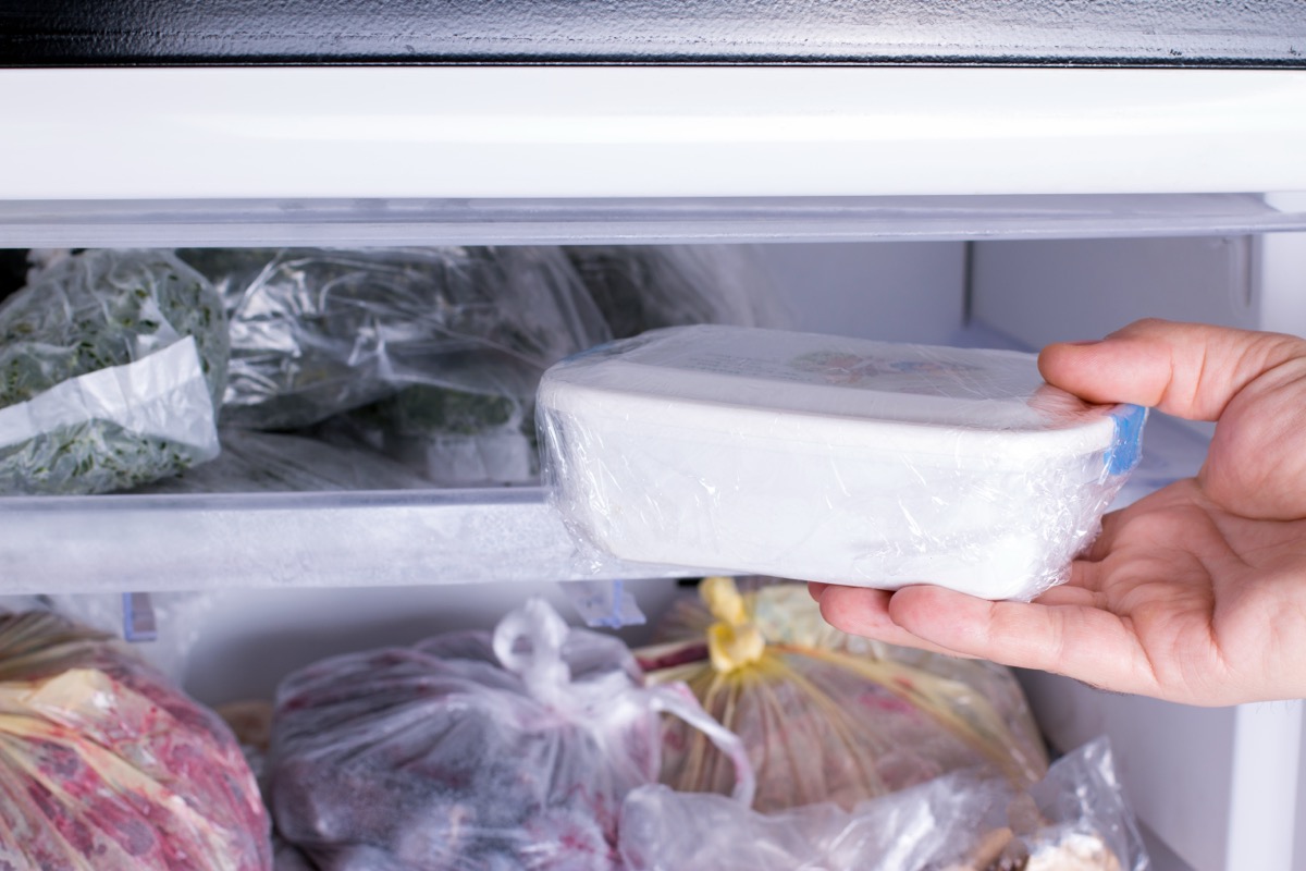 Замороженные продукты в холодильнике