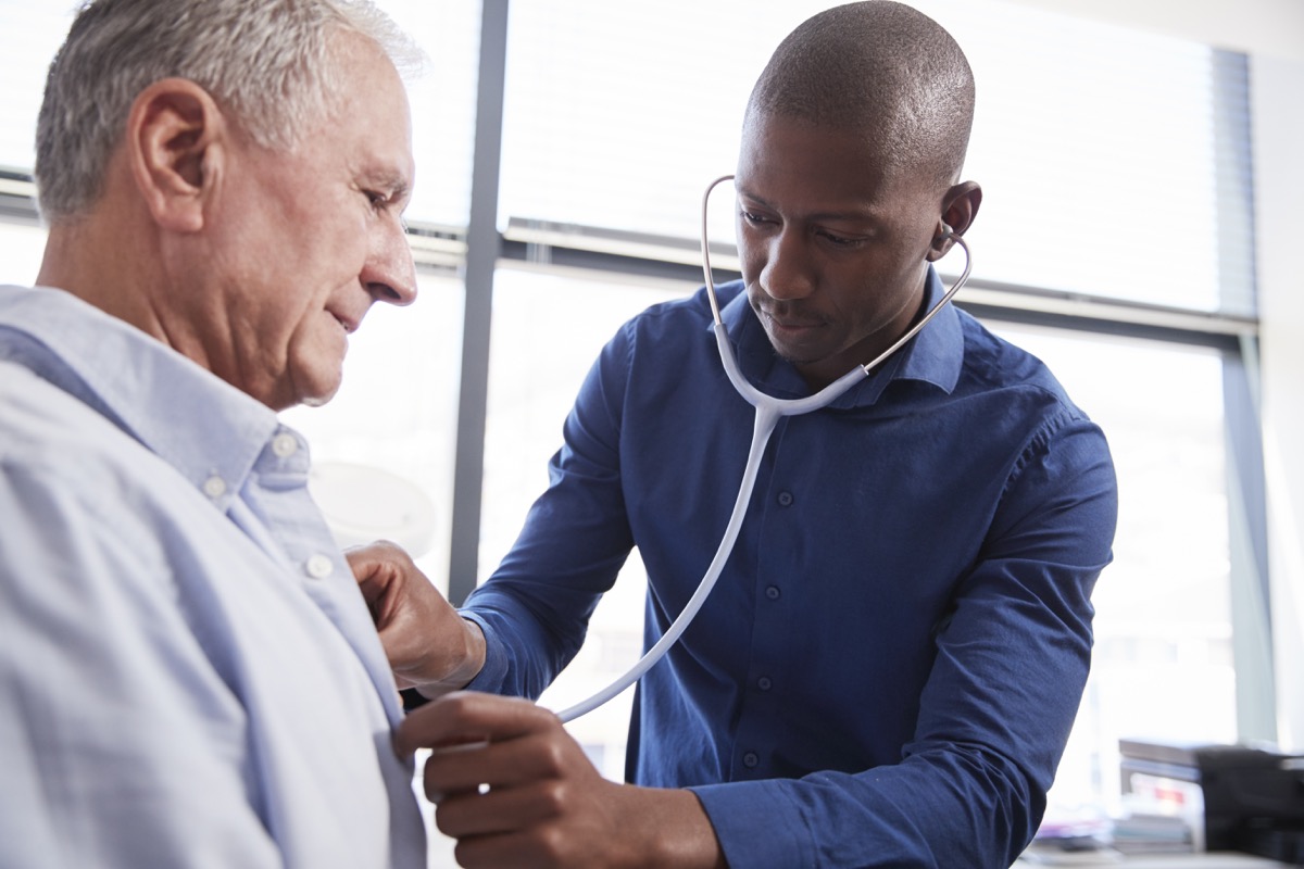 Γιατρός που ακούει το στήθος ενός ανώτερου αρσενικού ασθενούς κατά τη διάρκεια της ιατρικής εξέτασης στο γραφείο