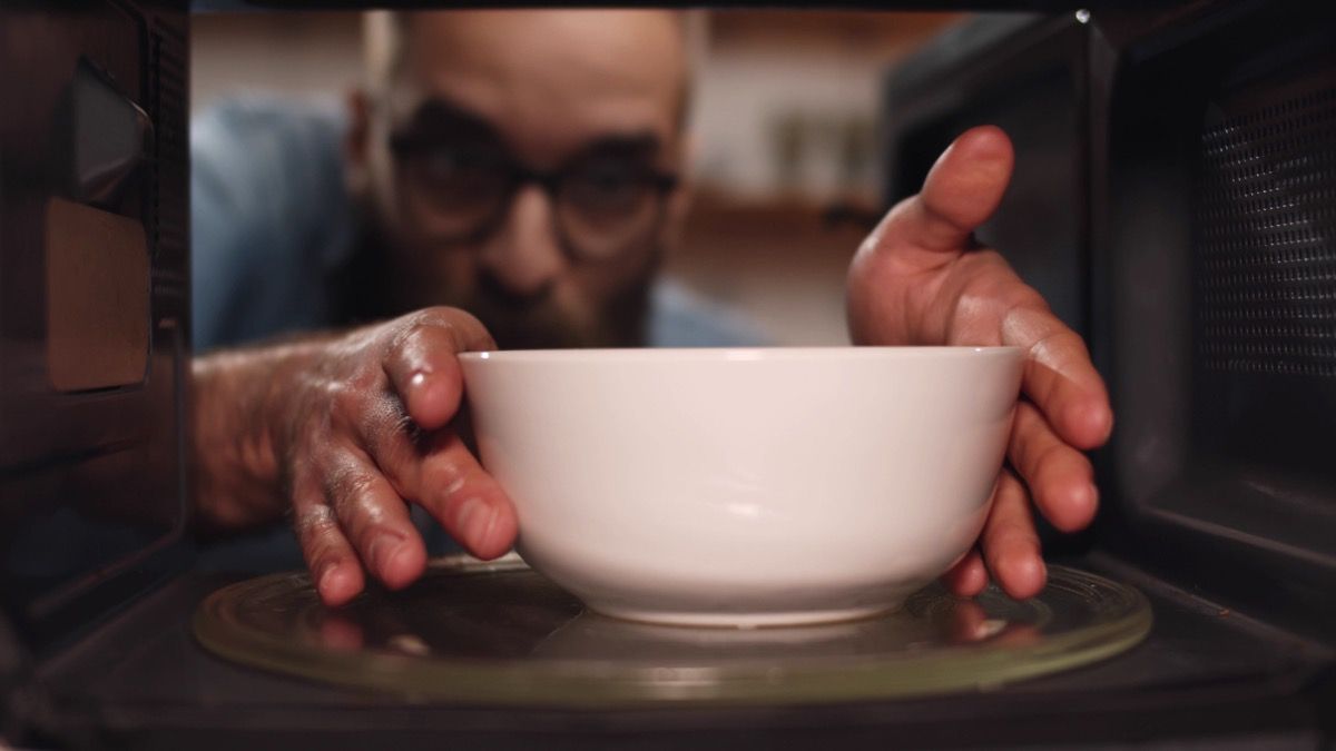 This Bowl Stirs Your Food Automatically While Its Being Microwaved