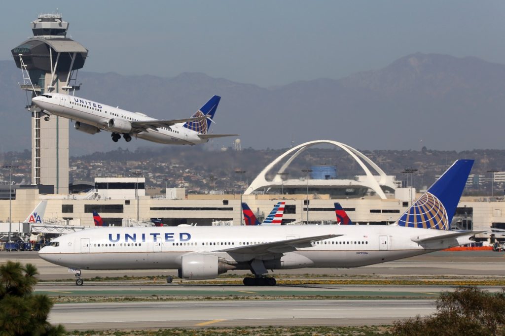 Los Angeles, Hoa Kỳ - Ngày 22 tháng 2 năm 2016: Máy bay của United Airlines tại Sân bay Quốc tế Los Angeles (LAX) ở Hoa Kỳ.  United Airlines là một hãng hàng không của Mỹ có trụ sở chính tại Chicago.