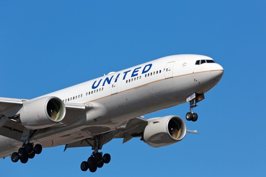 CHICAGO, ILLINOIS / USA - Ngày 10 tháng 3 năm 2018: Một chiếc máy bay chở khách của United Airlines - Boeing 777 - đến Sân bay Quốc tế Chicago O'Hare vào một buổi sáng đầy nắng.