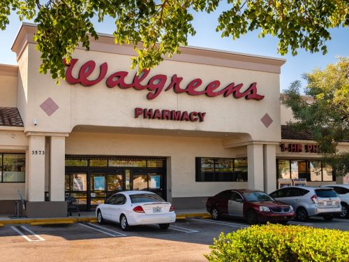 Pompano Beach, Florida, SUA - 06 ianuarie 2019: Exteriorul unui magazin Walgreens și semn.  Walgreens este cel mai mare lanț de vânzare cu amănuntul de medicamente din Statele Unite.