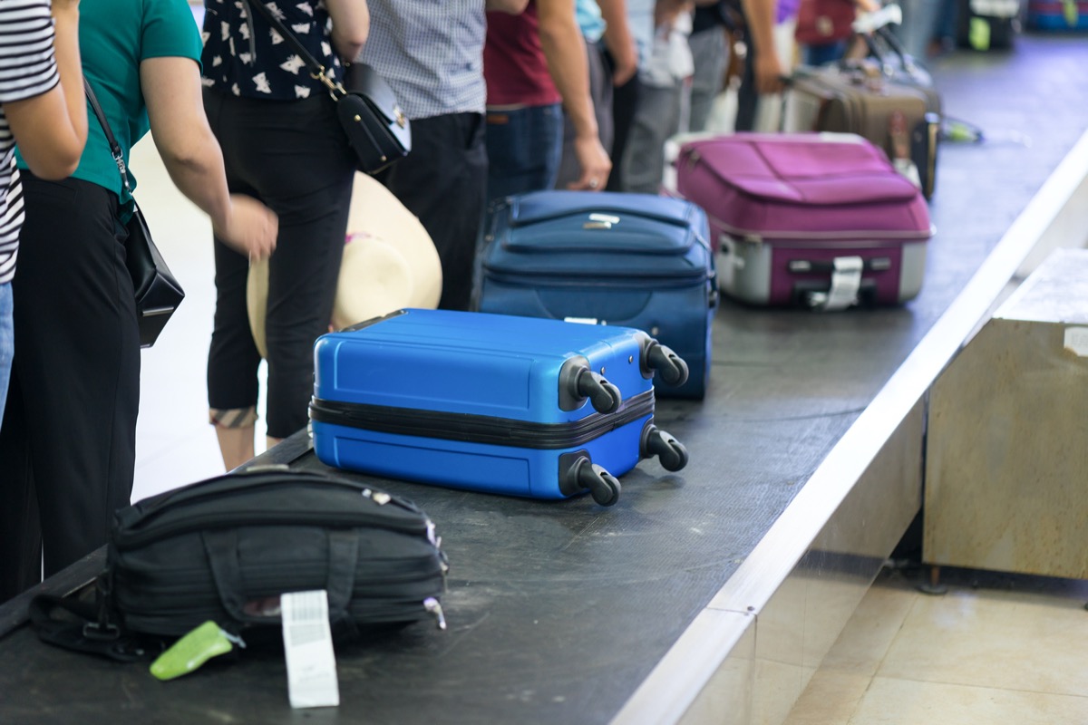 Pasagerii care așteaptă la preluarea bagajelor