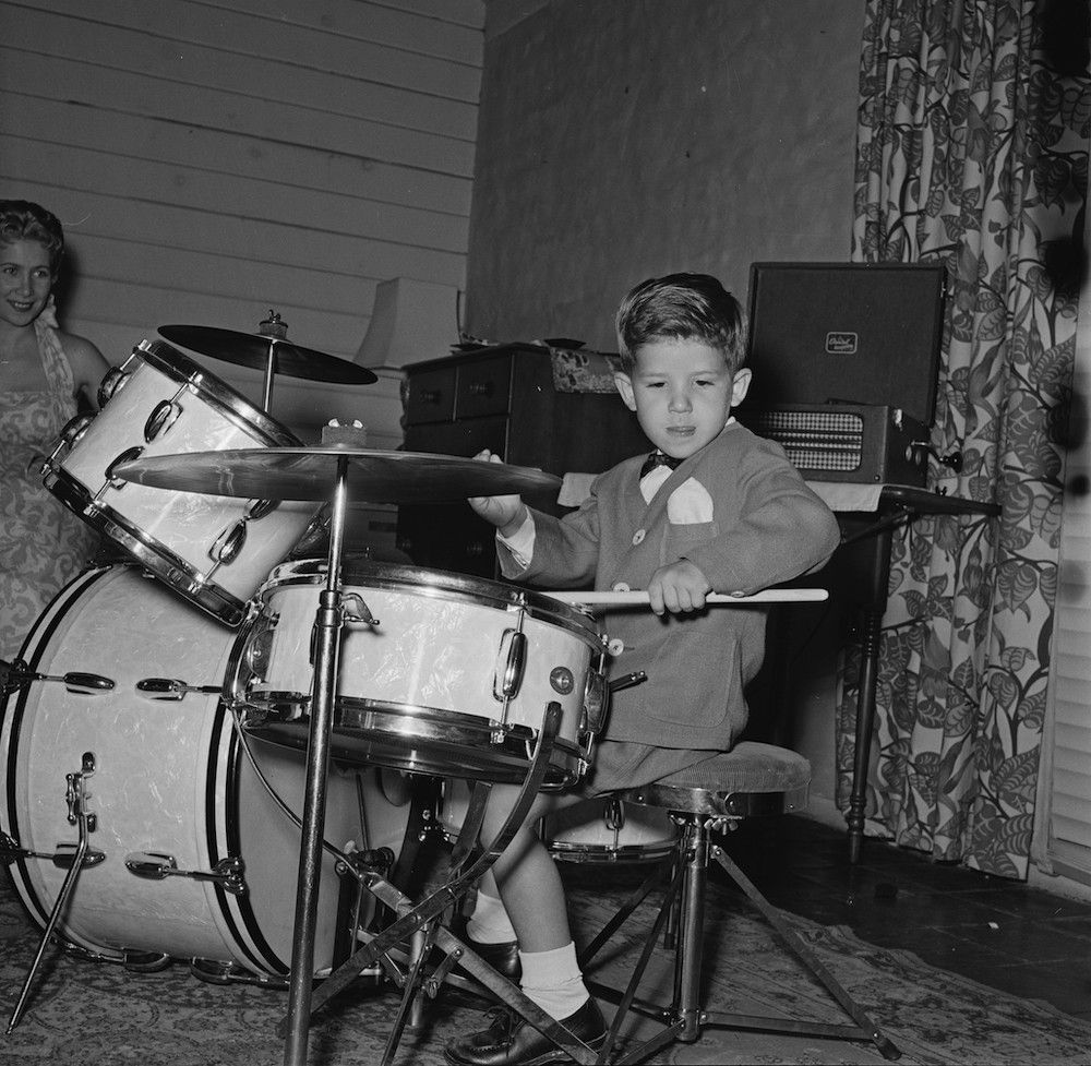 Keith Thibodeaux tocando la batería en 1955