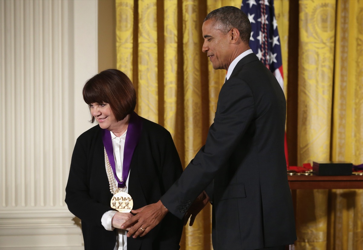 Linda Ronstadt receiving award from Barack Obama