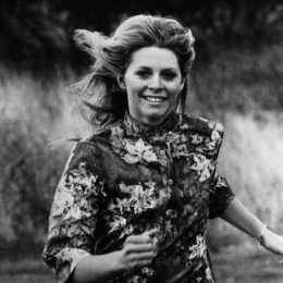 Lindsay Wagner in the 70s as Bionic Woman black and white