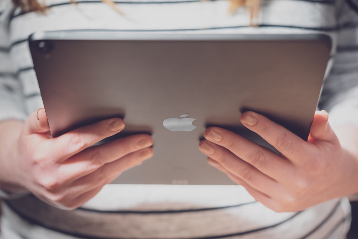 ถ่ายในลอนดอนเมื่อวันที่ 17 พฤศจิกายน 2018 แสดงคอมพิวเตอร์แท็บเล็ต Apple iPad Pro 12.9 นิ้วใหม่ที่เพิ่งเปิดตัวโดย Apple ในงานเดือนพฤศจิกายนที่นิวยอร์ก  ภาพแสดงให้เห็นด้านหลังของ iPad ขณะถือโดยผู้หญิงที่สวมเสื้อยืดลายทาง