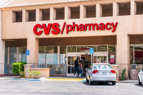 oamenii fac cumpărături la CVS/farmacie;  CVS Pharmacy este o subsidiară a companiei americane de vânzare cu amănuntul și asistență medicală CVS Health
