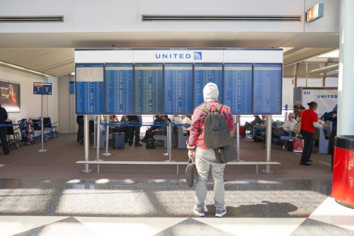 CHICAGO - APRIL 05, 2016: ภายในสนามบินนานาชาติ O'Hare  ปัจจุบัน O'Hare เป็นศูนย์กลางที่สำคัญสำหรับ American Airlines และ United Airlines รวมถึงศูนย์กลางสำหรับ Air Choice One ของผู้ให้บริการระดับภูมิภาค