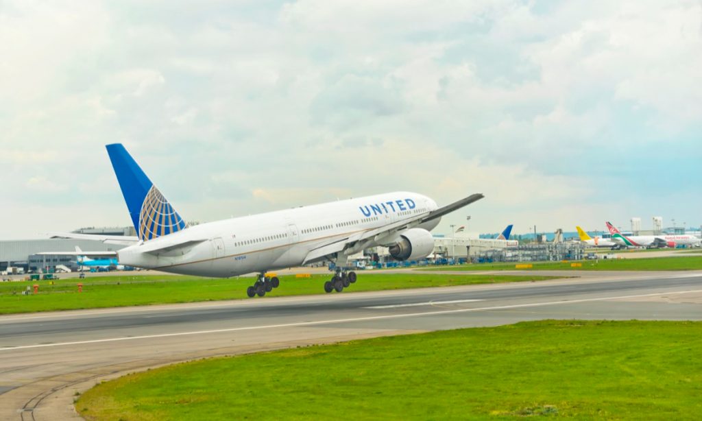 London Heathrow, Vương quốc Anh - ngày 22 tháng 4 năm 2014: Chiếc máy bay Boeing 777 của United Airlines trong khoảnh khắc hạ cánh tại Sân bay London Heathrow.