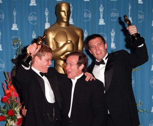 Matt Damon, Robin Williams, and Ben Affleck with their Oscars at the 1998 ceremony