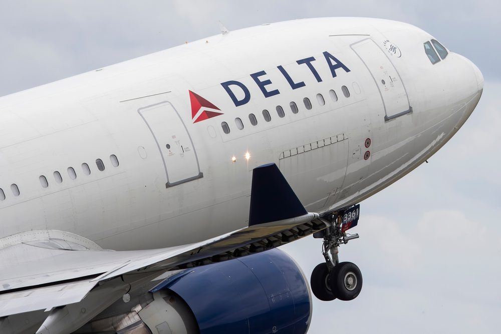 Un avion Delta Airlines decolează