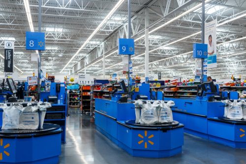 เคาน์เตอร์แคชเชียร์ใน Walmart  Walmart Inc. เป็นบริษัทค้าปลีกข้ามชาติสัญชาติอเมริกันที่ดำเนินธุรกิจไฮเปอร์มาร์เก็ต ห้างสรรพสินค้าลดราคา และร้านขายของชำ