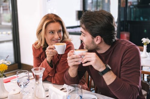 Man and woman drinking coffee