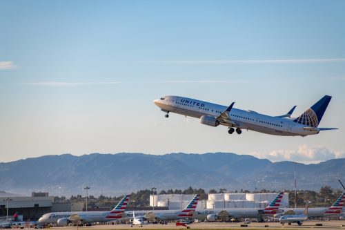 Los Angeles, CA: 23 มีนาคม 2018: เครื่องบิน United Airlines ขึ้นที่สนามบินนานาชาติ Los Angeles (LAX)  LAX เป็นหนึ่งในสนามบินที่พลุกพล่านที่สุดในโลก