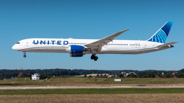 United Airlines Boeing 787 10