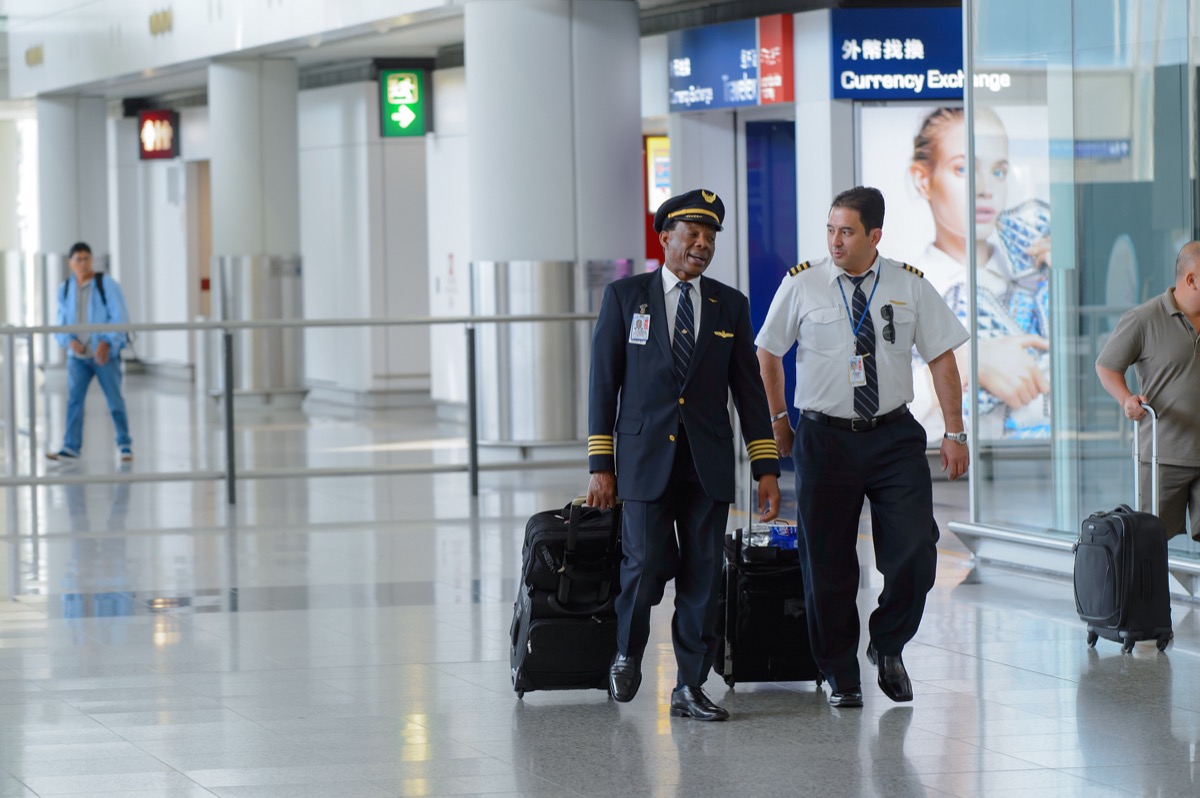 Hong Kong - 15 aprilie 2015: Piloții United Airlines după zbor.  United Airlines, Inc.  Este o companie aeriană americană importantă, cu sediul în Chicago, Illinois
