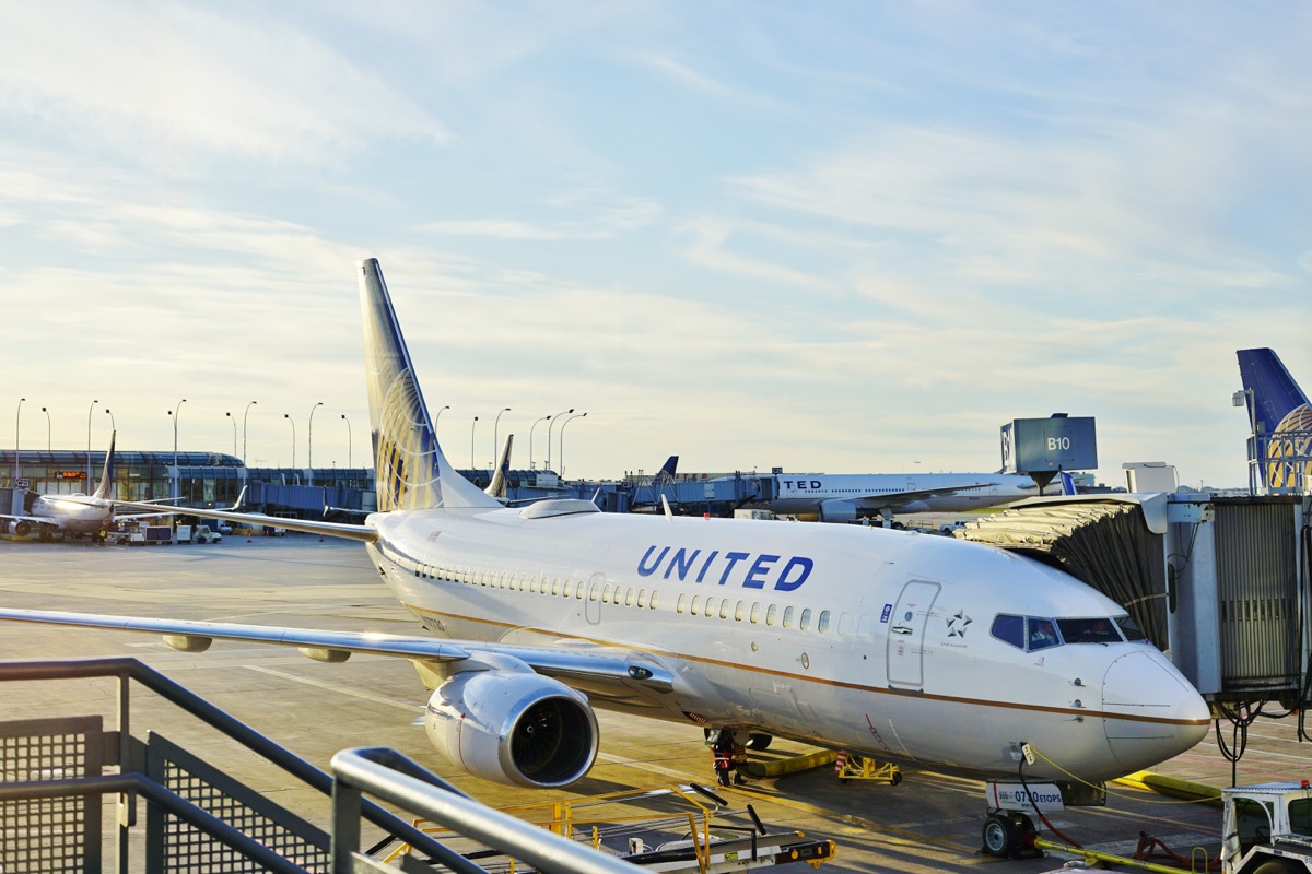 Chicago, IL -7 aprilie 2017- Avioane de la United Airlines (UA) pe Aeroportul Internațional Chicago O'Hare (ORD).  CEO-ul United, cu sediul central în Chicago, este Oscar Munoz.