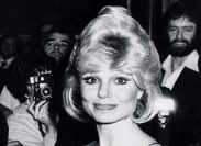Loni Anderson at the 1980 Golden Globe Awards