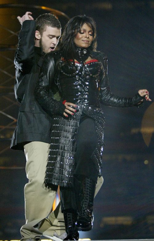 Justin Timberlake e Janet Jackson se apresentando durante o show do intervalo do Super Bowl de 2004