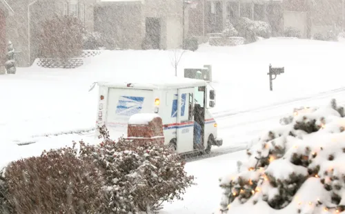Camioneta del Servicio Postal de los Estados Unidos entrega durante una tormenta de nieve