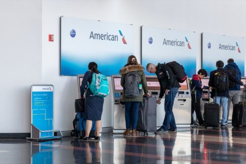 Innerhalb des Ronald Reagan Washington National Airport nutzen Passagiere die Self-Service-Check-in-Automaten von American Airlines im Terminal B/C. American Airlines ist die fünftgrößte Fluggesellschaft in den Vereinigten Staaten.