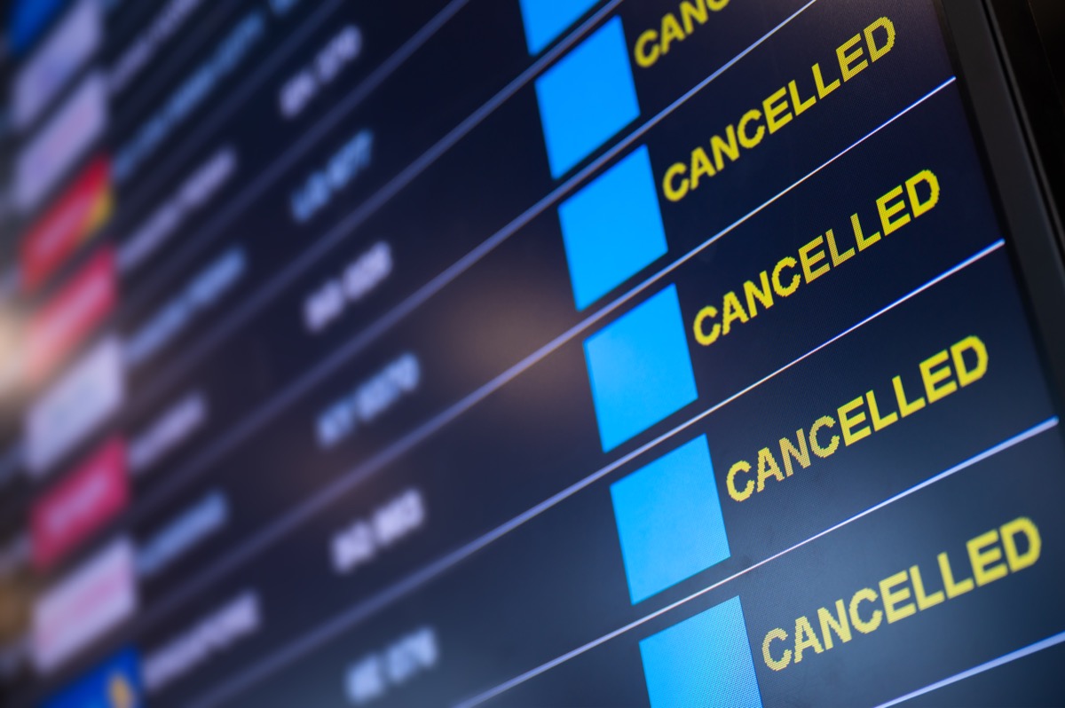 Der Flughafen wurde geschlossen und Flüge wurden während der Veröffentlichung des weltweiten Ausbruchs des Coronavirus auf der Flugplantafel des Flughafens storniert