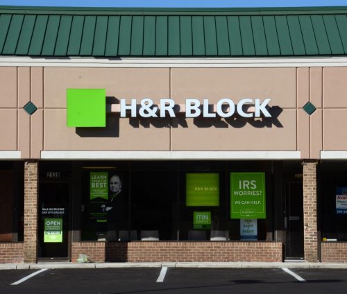 H&R Block ซึ่งมีร้าน Ann Arbor ทางทิศตะวันตกแสดงเมื่อวันที่ 7 กันยายน 2014 เตรียมการคืนภาษีมากกว่า 24.5 ล้านรายการทั่วโลก