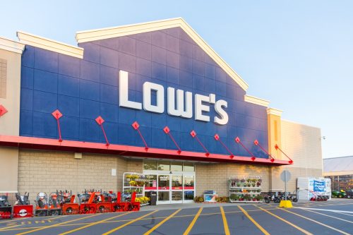 Екстериор на склад за ремонт на дома на Lowe.  Lowe's е американска верига магазини за подобряване на дома на дребно в Съединените щати, Канада и Мексико.