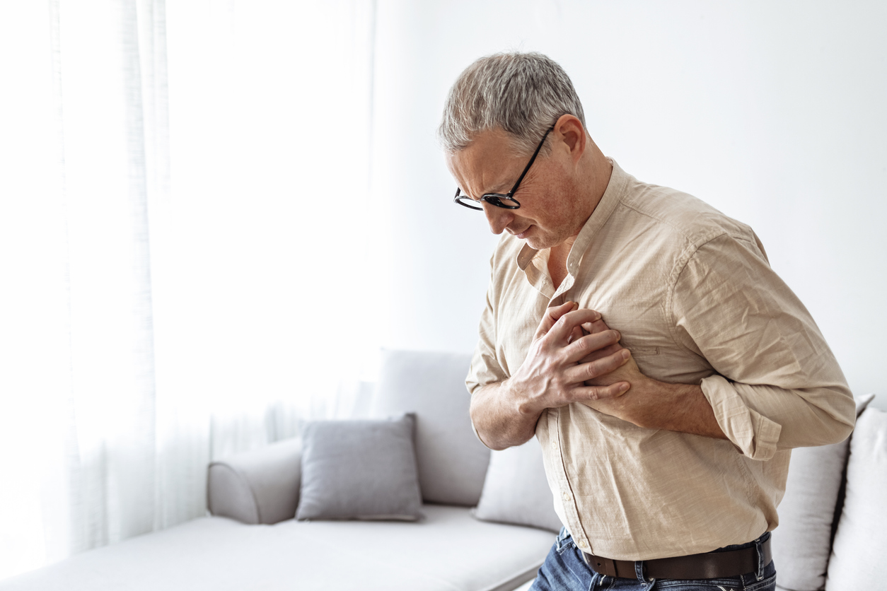 Mężczyzna w średnim wieku cierpiący na bóle w klatce piersiowej lub potencjalnie zawał serca
