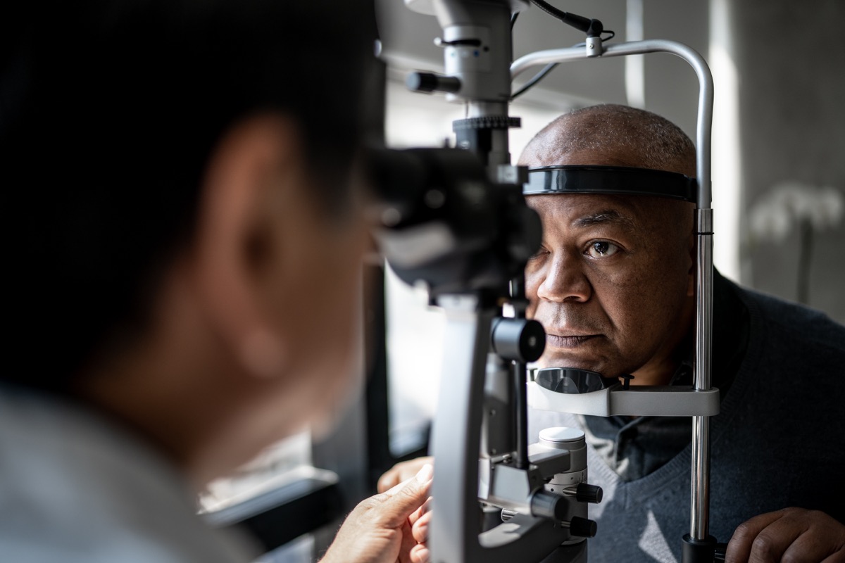 Oftalmologas apžiūri paciento akis