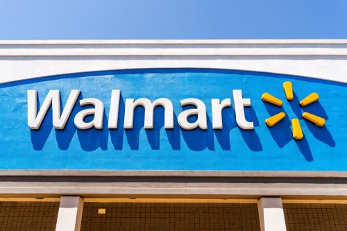 Prim-plan al logo-ului Walmart afișat pe fațada unui supermarket din zona de sud a golfului San Francisco