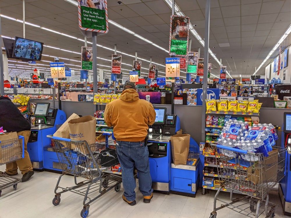 Bir Walmart mağazasında kendi kendine kontrol kiosk