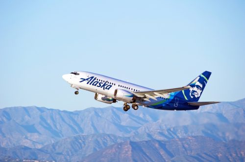 Un Boeing 737-790 (WL) Alaska Airlines în zbor în timp ce pleacă din Aeroportul Internațional Los Angeles, Los Angeles, California, SUA