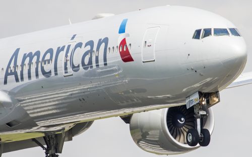 เครื่องบิน American Airlines ลงจอดที่สนามบิน