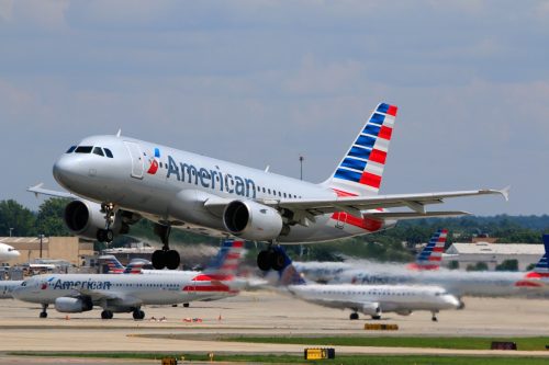 American Airlines Airbus A319 (หมายเลขทะเบียน N723UW) กำลังขึ้นที่ท่าอากาศยานนานาชาติชาร์ล็อตต์ ดักลาส