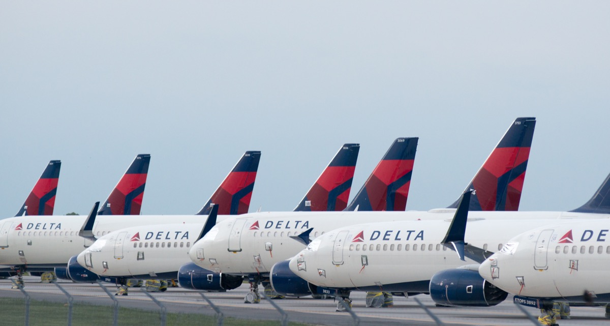 Delta Airplanes седи в редица на международното летище в Канзас Сити