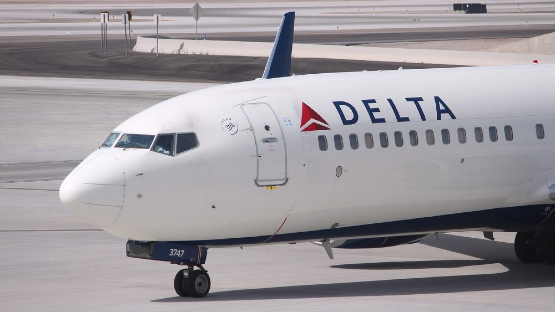 Delta Plane Runway Cutting Flights April 2022 ?quality=82&strip=1&resize=1920%2C1080