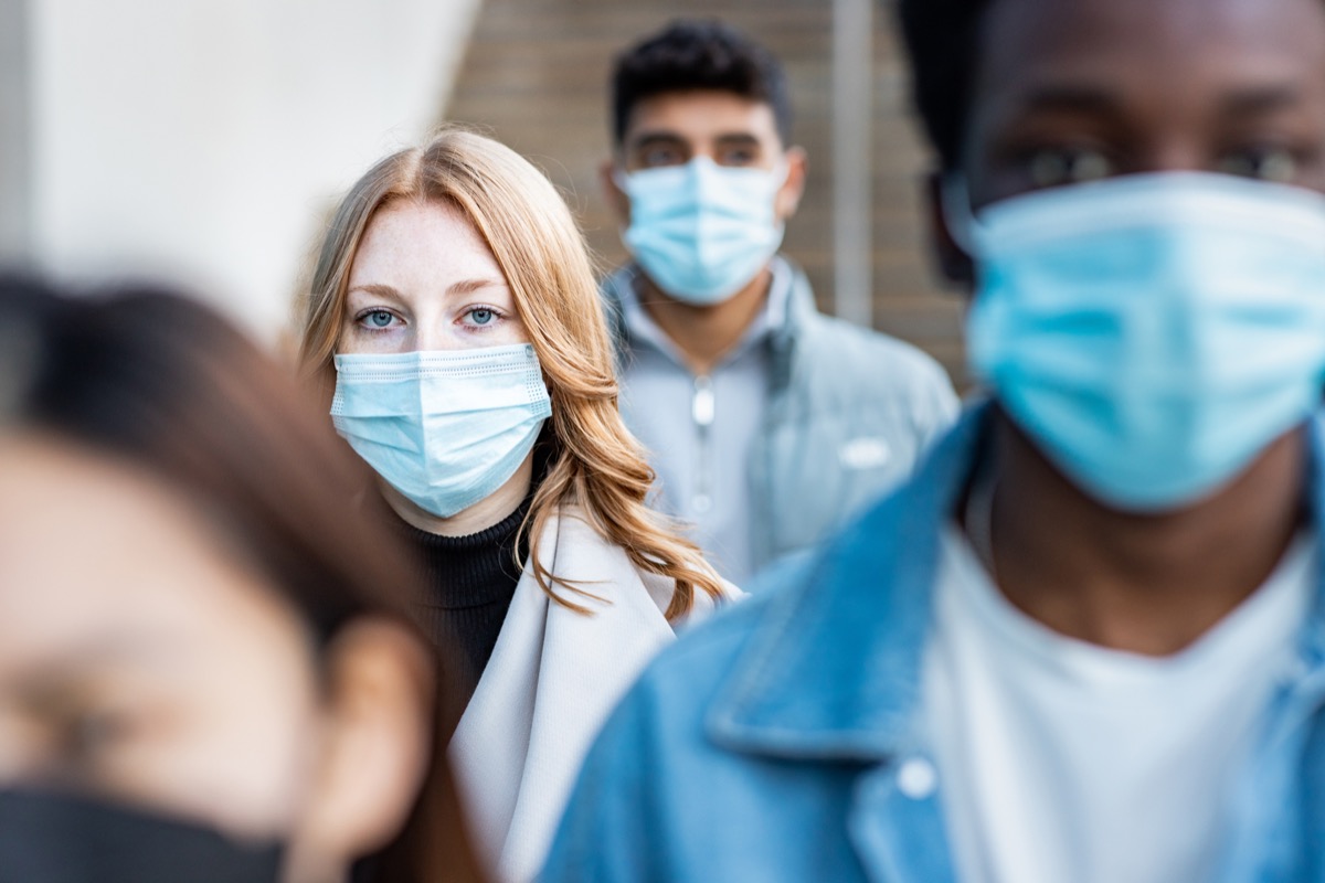 хора в града, носещи маска за лице и ходещи по тротоара, пътуващи до работа - концепции за начина на живот и здравословни проблеми