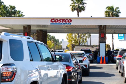 Изглед отблизо на Costco Бензин, пълен с превозни средства