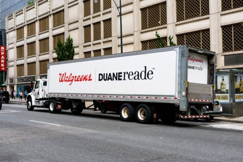 Walgreens Duane Reade ส่งมอบรถบรรทุกกึ่งพ่วงบนถนนแมนฮัตตัน - นิวยอร์ก สหรัฐอเมริกา - 2021